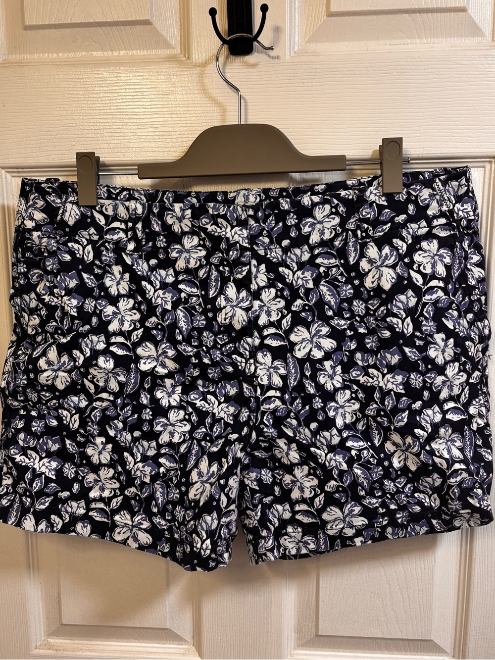 Vineyard Vines Women's Navy Floral Print Shorts